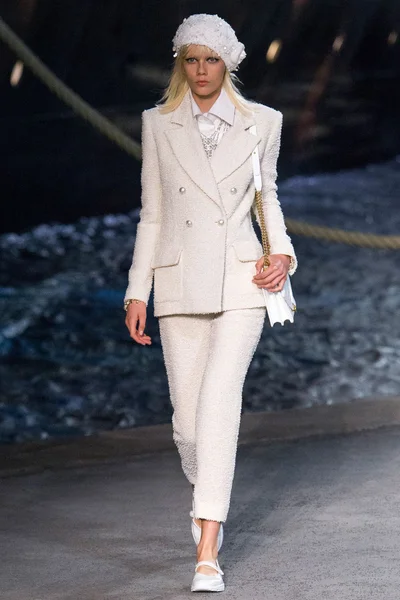 Look 27